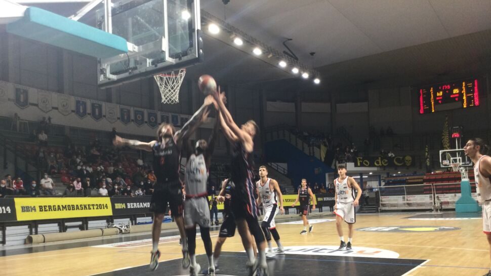 Savoldelli e Ihedioha spingono la WithU Bergamo, Desio asfaltata 85-63