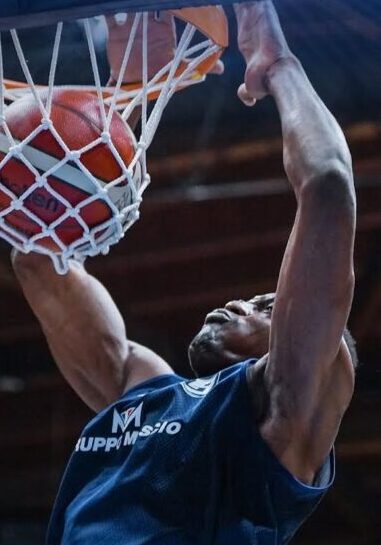 La Blu Basket Bergamo perde solo nel finale con Varese a Desio: asticella alzata